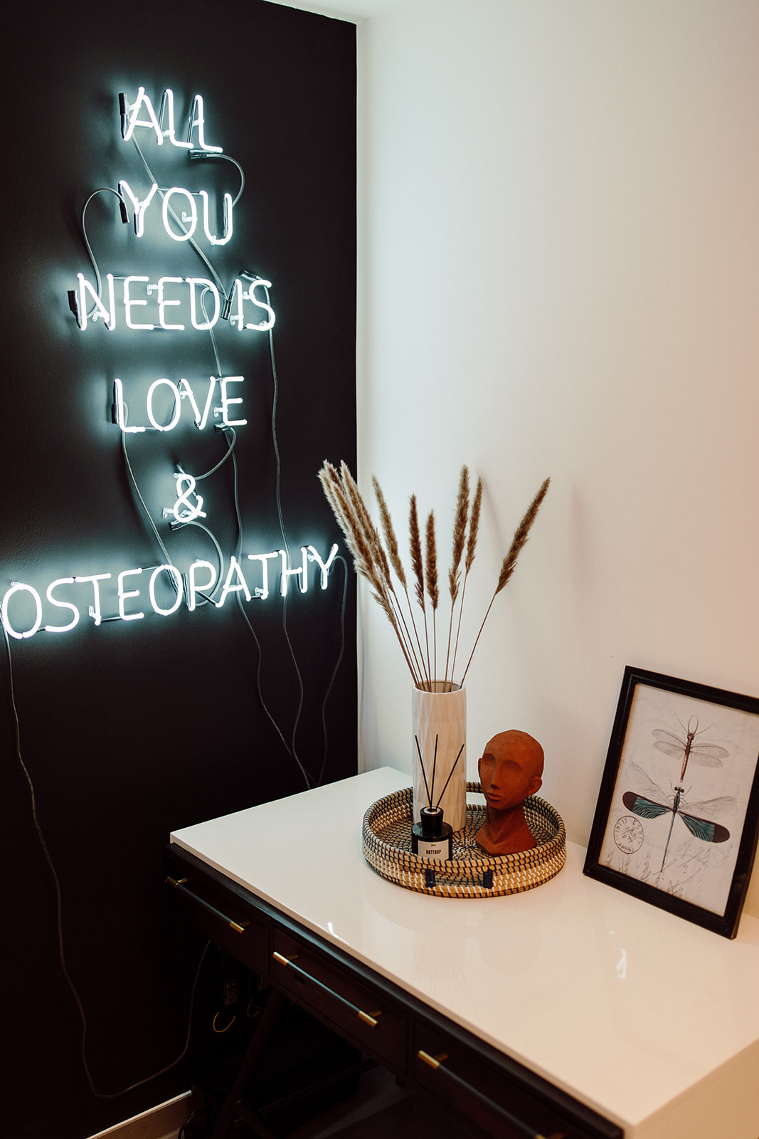 Leuchtendes Neonschild All you need is love and osteopathy