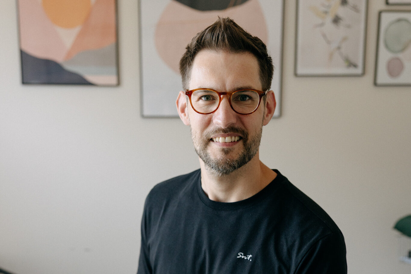Therapeut von MyBodyTheory sitzt in der Praxis